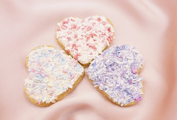 Chien heureux avec une g&acirc;terie Truffe Gourmande