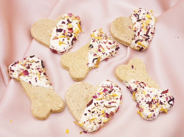 Biscuits fleuris artisanaux d&eacute;cor&eacute;s de p&eacute;tales de fleurs biologiques pour chien et cheval